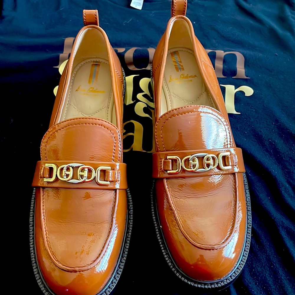 Beautiful tan patent loafers